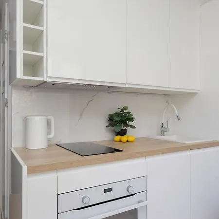Functional Next To The Pole Mokotowskie, Workspace & Smart Tv By Renters *