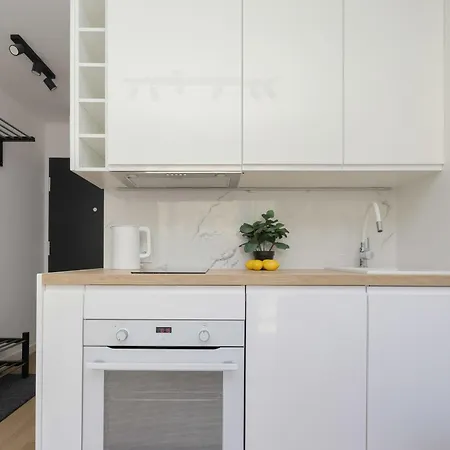 Functional Next To The Pole Mokotowskie, Workspace & Smart Tv By Renters Apartament